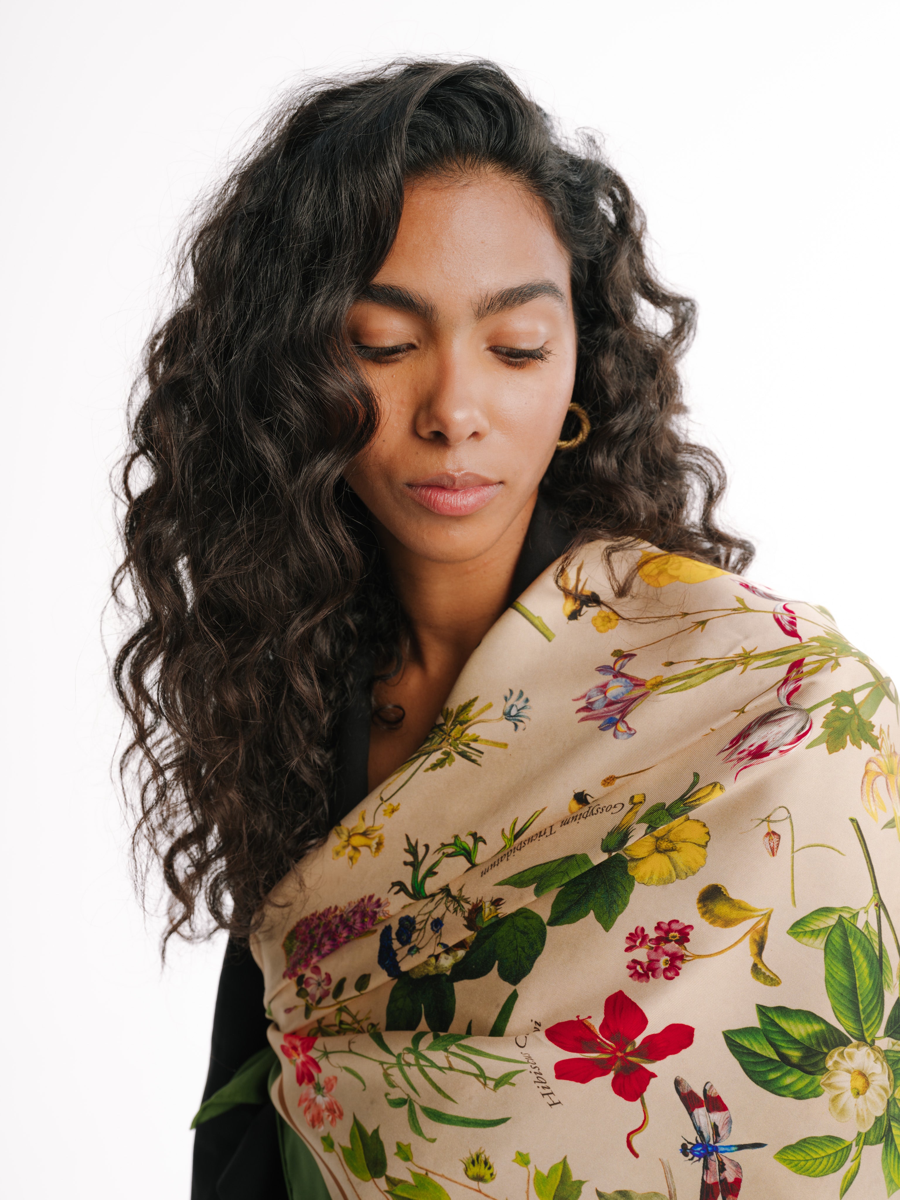 brunette-women-wearing-silk-scarf-with-botanic-flowers